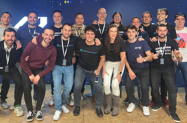 Comunidad CodeCrypto en un hackathon