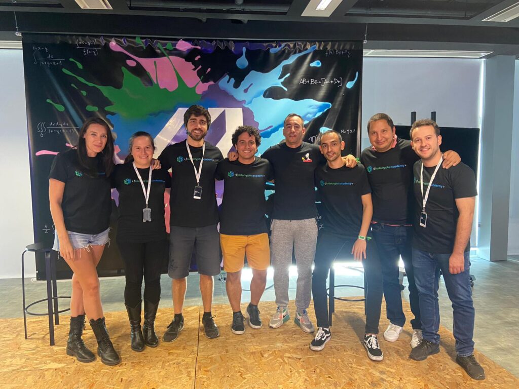 Equipo CodeCrypto en evento blockchain